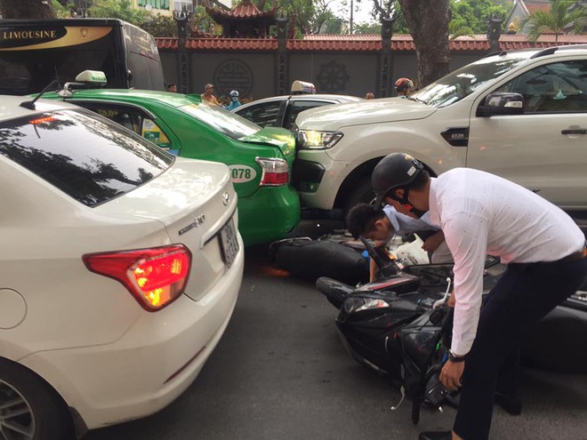 H&agrave; Nội: &Ocirc; t&ocirc; b&aacute;n tải mất l&aacute;i đ&acirc;m li&ecirc;n ho&agrave;n tr&ecirc;n phố B&agrave; Triệu - Ảnh 1.