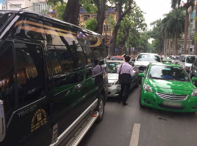 Hà Nội: Va chạm liên hoàn trên phố Bà Triệu, 3 người bị thương trong đó có 1 nạn nhân mặc đồng phục học sinh - Ảnh 4.