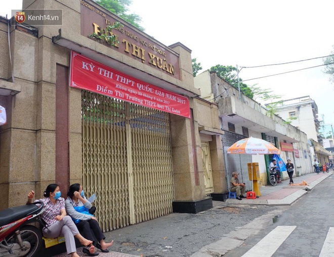 Ở nhiều điểm thi, phụ huynh lần lượt ra về, không còn chờ con trước cổng đông đúc như mọi năm - Ảnh 10.