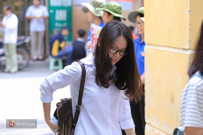 Th&iacute; sinh bước v&agrave;o m&ocirc;n Ngoại ngữ kỳ thi THPT 2017 - Ảnh 9.