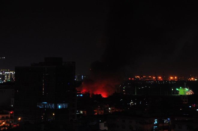 Cháy lớn kèm nhiều tiếng nổ trong nhà kho gần cảng Sài Gòn - Ảnh 13.