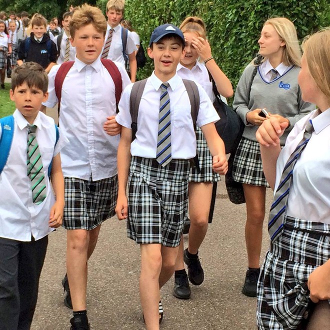 Nắng nóng quá sức chịu đựng, nam sinh Anh rủ nhau mặc váy đi học - Ảnh 7.