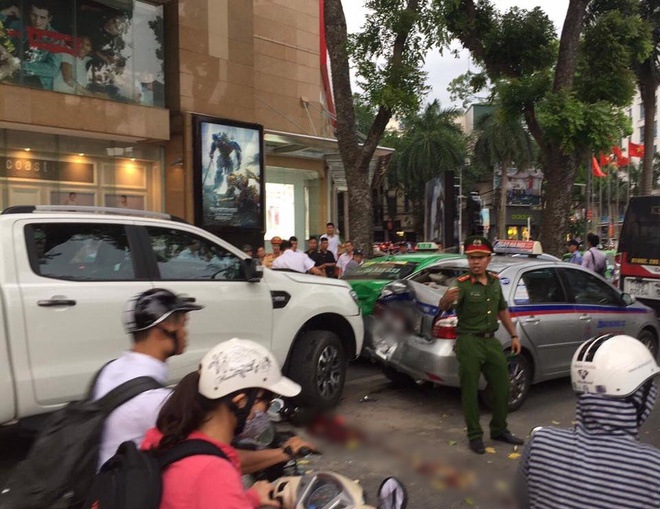 Hà Nội: Va chạm liên hoàn trên phố Bà Triệu, 3 người bị thương trong đó có 1 nạn nhân mặc đồng phục học sinh - Ảnh 1.