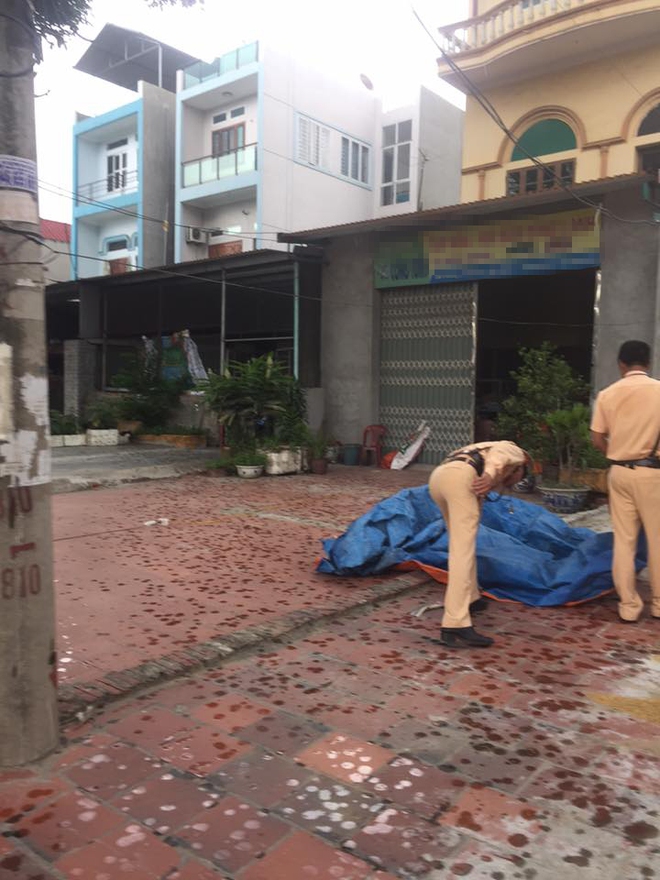CSGT Bắc Ninh nhiệt t&igrave;nh gi&uacute;p d&acirc;n thu dọn th&oacute;c để tr&aacute;nh mưa - Ảnh 4.