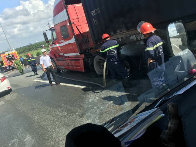Sài Gòn:  Xe container bất ngờ bốc cháy ngùn ngụt trên cao tốc Long Thành - Cầu Giây - Ảnh 4.
