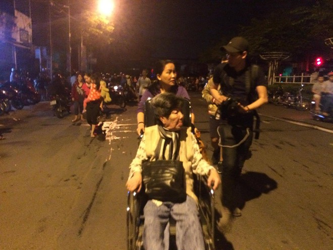 Vụ ch&aacute;y nổ gần cảng S&agrave;i G&ograve;n: Người gi&agrave; trẻ nhỏ hối hả &ocirc;m t&agrave;i sản chạy ra ngo&agrave;i, chờ dập lửa - Ảnh 1.