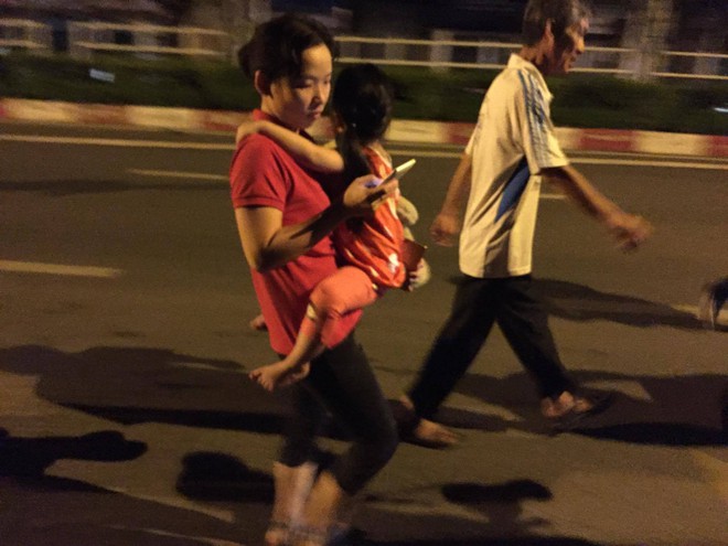 Vụ ch&aacute;y nổ gần cảng S&agrave;i G&ograve;n: Người gi&agrave; trẻ nhỏ hối hả &ocirc;m t&agrave;i sản chạy ra ngo&agrave;i, chờ dập lửa - Ảnh 2.