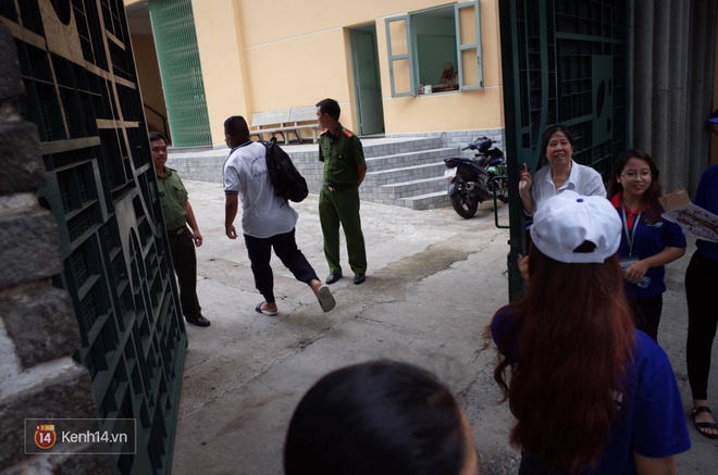 Buổi thi thứ 2 của kỳ thi THPT năm nay: Nhiều th&iacute; sinh đến muộn - Ảnh 4.