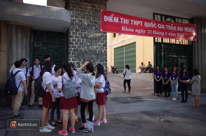 Th&iacute; sinh bước v&agrave;o buổi thi cuối c&ugrave;ng kỳ thi THPT 2017 - Ảnh 1.