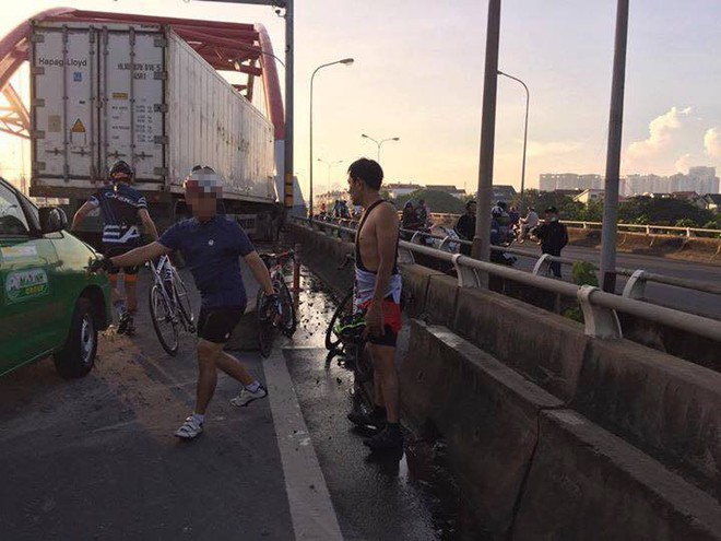 S&agrave;i G&ograve;n: Xe container t&ocirc;ng v&agrave;o đo&agrave;n đi xe đạp, 3 người thương vong - Ảnh 2.