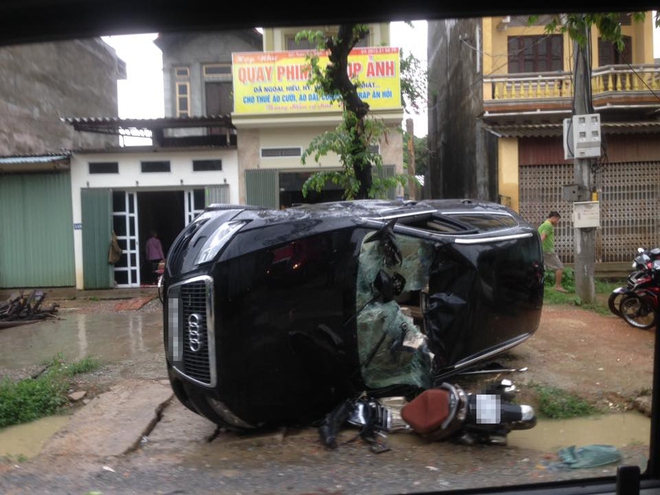 H&agrave; Nội: &Ocirc; t&ocirc; mất l&aacute;i lật nghi&ecirc;ng xuống đường, đ&egrave; n&aacute;t đầu xe m&aacute;y, 1 người phụ nữ bị thương nặng - Ảnh 2.