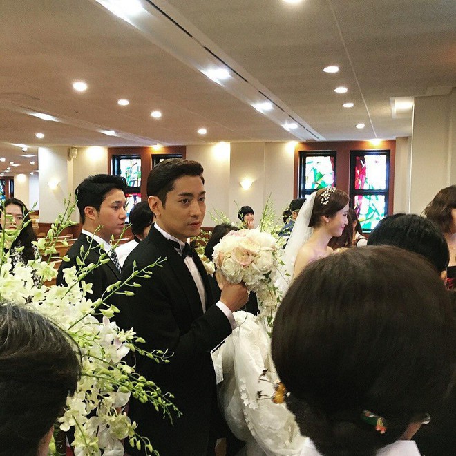 Đám cưới Eric Mun và Na Hye Mi: Chú rể ân cần đưa cô dâu vào lễ đường, dàn phù rể quậy hết mình - Ảnh 6.