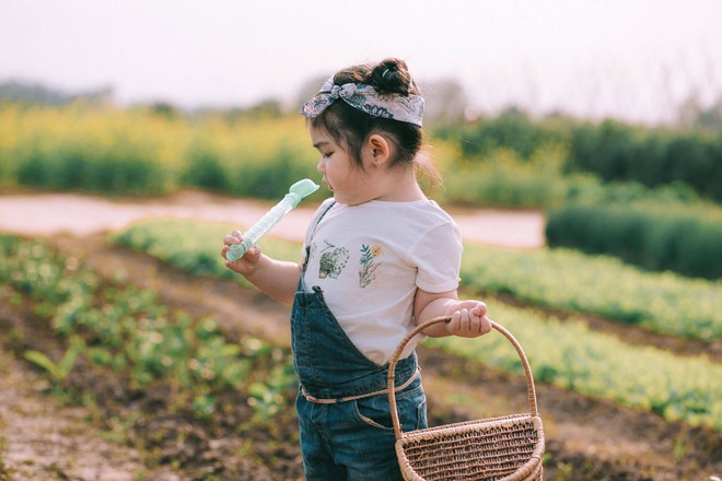 C&ocirc; b&eacute; m&aacute; ph&iacute;nh sợ ch&oacute; đ&aacute;ng y&ecirc;u t&aacute;i xuất trong bộ ảnh mới: Chọc c&uacute;n nhưng vẫn sợ hết hồn khi bị tr&ecirc;u lại - Ảnh 7.