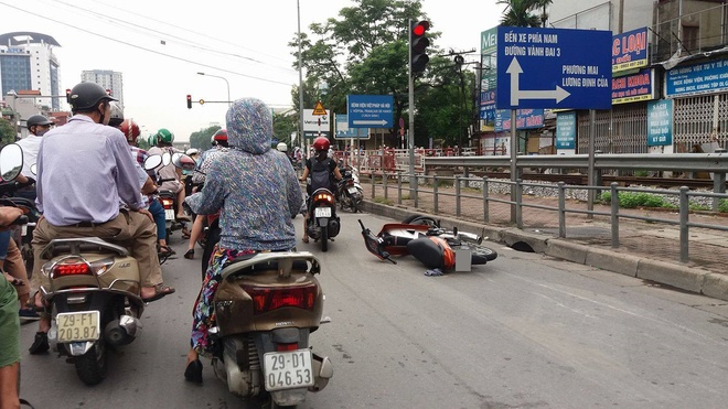 Hà Nội: Va chạm với ô tô, hai thanh niên đi xe máy văng xuống đường nguy kịch - Ảnh 1.