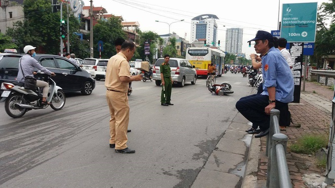 Hà Nội: Va chạm với ô tô, hai thanh niên đi xe máy văng xuống đường nguy kịch - Ảnh 2.