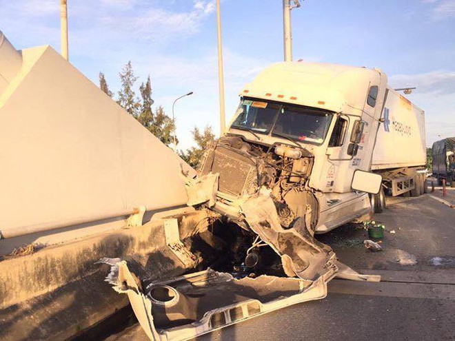 S&agrave;i G&ograve;n: Xe container t&ocirc;ng v&agrave;o đo&agrave;n đi xe đạp, 3 người thương vong - Ảnh 3.