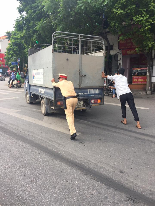 H&agrave;nh động đẹp: CSGT H&agrave; Nội gi&uacute;p t&agrave;i xế đẩy chiếc xe tải kh&ocirc;ng khởi động được - Ảnh 1.