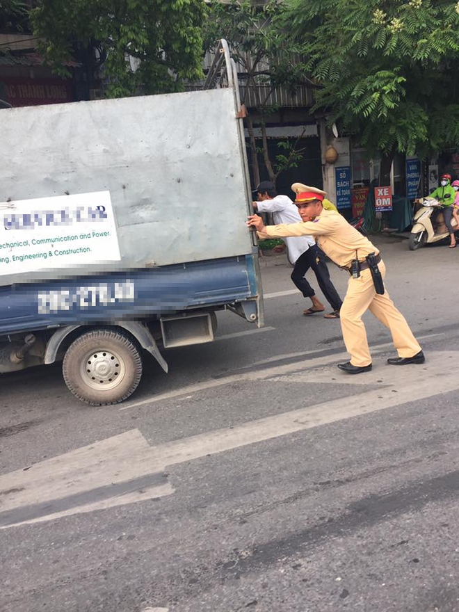 H&agrave;nh động đẹp: CSGT H&agrave; Nội gi&uacute;p t&agrave;i xế đẩy chiếc xe tải kh&ocirc;ng khởi động được - Ảnh 2.