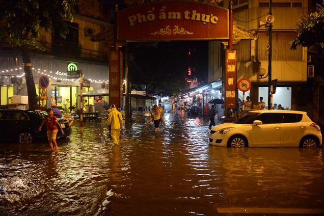 Hà Nội: Mưa lớn bất ngờ dội xuống, phố ẩm thực Tống Duy Tân ngập nặng - Ảnh 3.