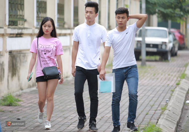 S&aacute;ng nay, th&iacute; sinh bước v&agrave;o b&agrave;i thi tuyển sinh của ĐH S&acirc;n khấu Điện ảnh H&agrave; Nội - Ảnh 8.