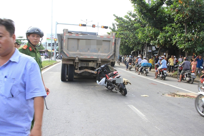 Tông vào đuôi xe tải đang dừng đèn đỏ, nam thanh niên tử vong tại chỗ - Ảnh 1.