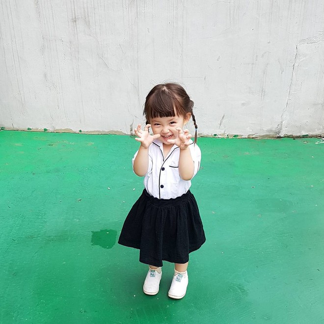 C&ocirc; nh&oacute;c H&agrave;n Quốc 3 tuổi với loạt ảnh l&eacute;m lỉnh kh&ocirc;ng cưng kh&ocirc;ng được! - Ảnh 1.