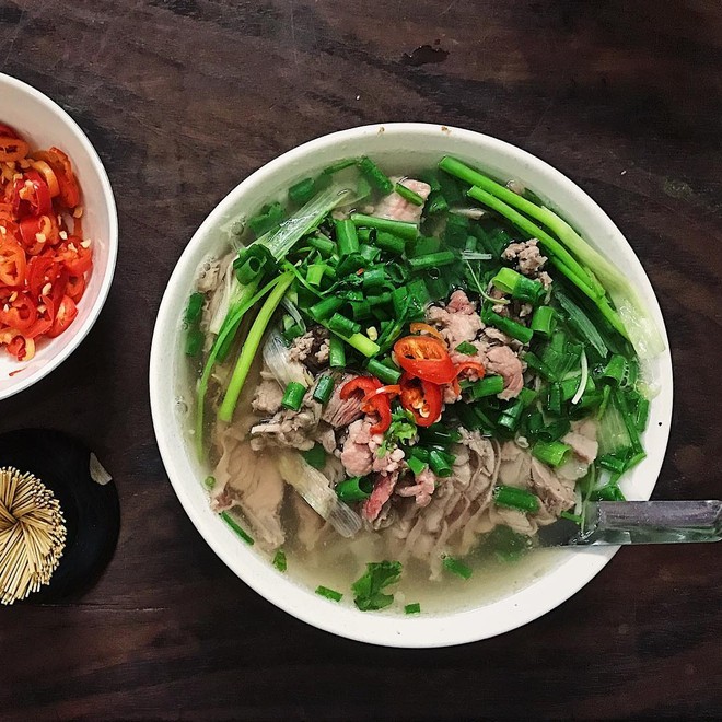 Đường phố Việt Nam vô cùng sôi động với những món ăn ngon đầu bếp tài ba chế biến. CNN đã không ngừng khen ngợi về những món ngon này và sự đa dạng trong hương vị của nó. Hãy cùng theo dõi bức ảnh liên quan để khám phá đường phố Việt Nam cùng những món ăn đặc trưng.