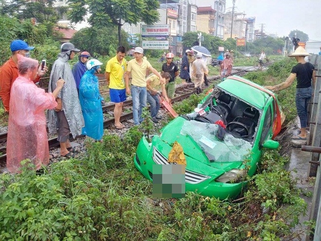 Hà Nội: Sang đường không quan sát, xe taxi bị tàu hỏa kéo lê hơn 20 mét - Ảnh 1.