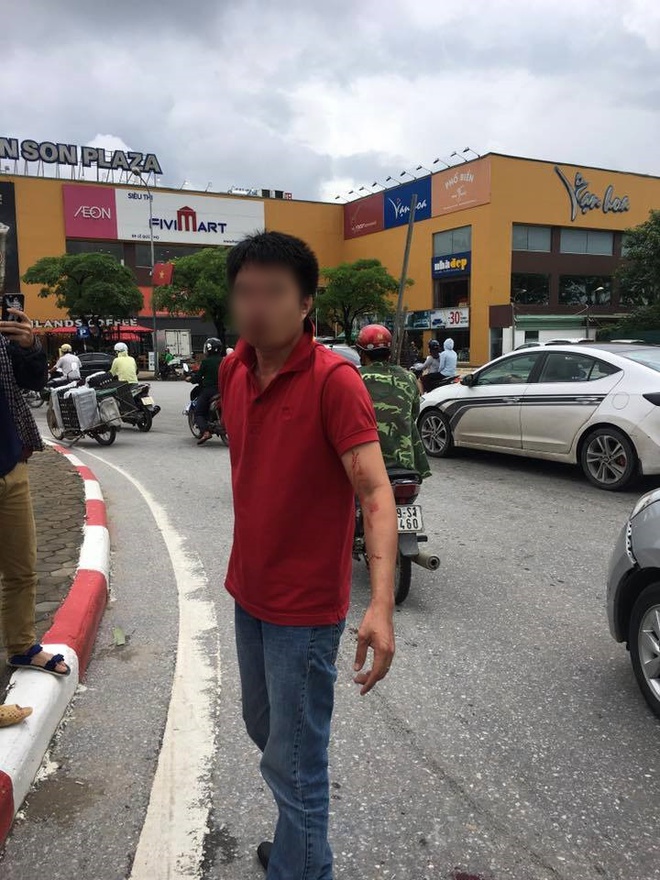Tài xế ô tô bị đấm chảy máu mũi sau va chạm giao thông ở Hà Nội - Ảnh 2.