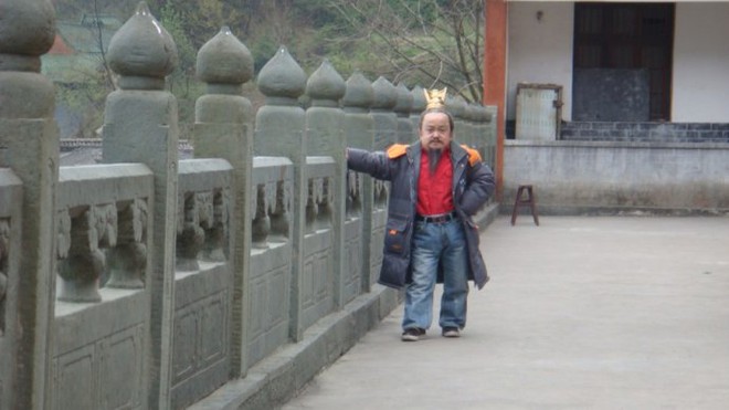 Chỉ cao hơn 1 m&eacute;t, sao nam Thi&ecirc;n Long B&aacute;t Bộ vẫn c&oacute; tổ ấm hạnh ph&uacute;c b&ecirc;n b&agrave; x&atilde; k&eacute;m 18 tuổi - Ảnh 2.