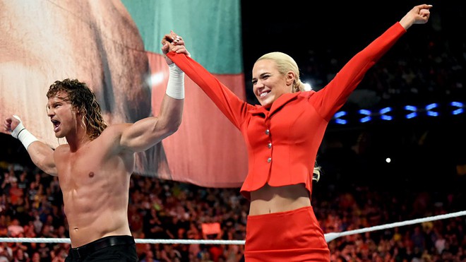 Nữ đ&ocirc; vật WWE khoe đường cong gợi cảm tr&ecirc;n phố - Ảnh 4.