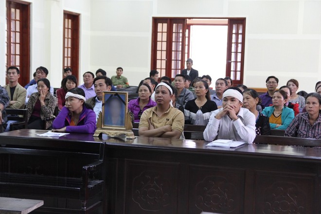 Được ph&eacute;p n&oacute;i lời cuối c&ugrave;ng, nữ bị c&aacute;o chắp tay quỳ lạy xin lỗi ph&iacute;a gia đ&igrave;nh nạn nh&acirc;n - Ảnh 3.