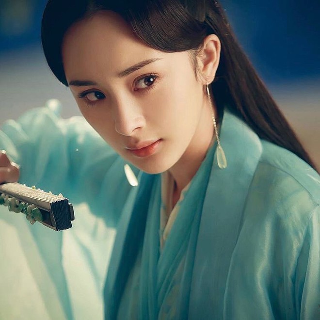 Nhờ Phạm Băng Băng, Dương Mịch v&agrave; Angela Baby lăng x&ecirc; m&agrave; 6 m&oacute;n mỹ phẩm n&agrave;y được t&igrave;m mua r&aacute;o riết trong năm 2017 - Ảnh 12.
