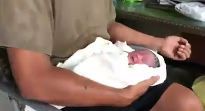 Thái Lan: Phát hiện bé trai sơ sinh vẫn còn nhau thai bị bỏ lại trong thùng đựng rác ven đường - Ảnh 3.