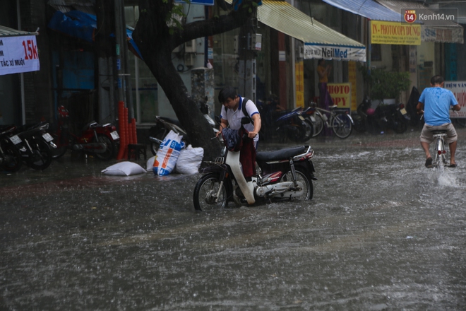 Trẻ em bơi giữa đường phố Sài Gòn sau cơn mưa lớn - Ảnh 9.