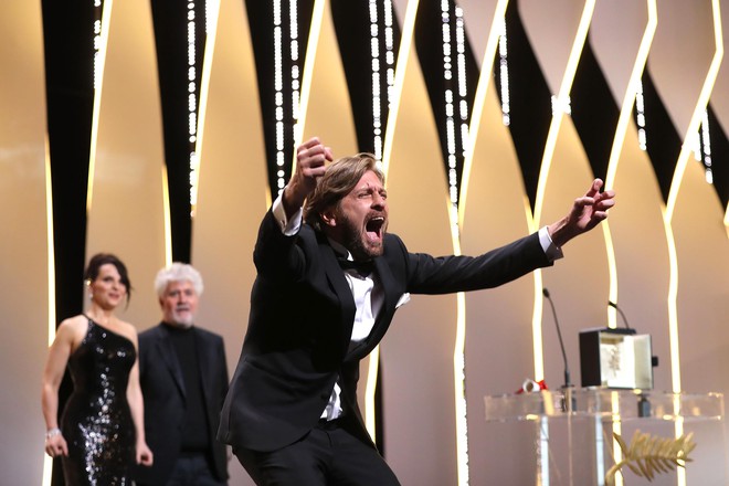 Đạo diễn của Những Kẻ Kh&aacute;t T&igrave;nh đ&atilde; l&agrave;m n&ecirc;n lịch sử ở Cannes 70 - Ảnh 2.