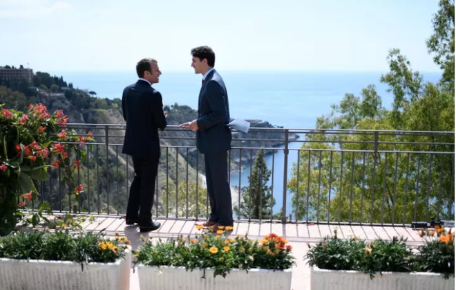 2 nguyên thủ đẹp trai của Pháp và Canada cùng đi dạo vườn hồng - Ảnh 3.