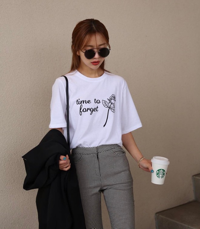 T-shirt với font chữ viết tay, món mới siêu hot đang được giới trẻ châu Á diện miết mải - Ảnh 2.