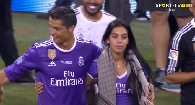 Người đẹp Georgina xuống sân hôn chúc mừng Ronaldo sau chiến tích lịch sử - Ảnh 3.