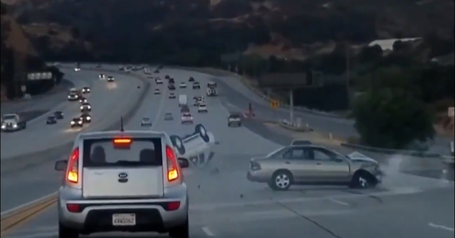 Video: Xe máy trêu ghẹo ô tô trên đường, ngờ đâu lại dẫn đến cái kết thảm khốc như vậy - Ảnh 3.