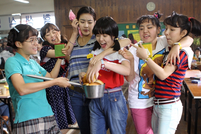 Sunny: Chỉ cần chạm nhẹ, đã lại sống ở một thời thanh xuân - Ảnh 2.