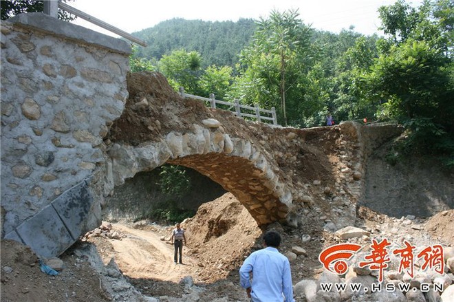 Trung Quốc: Vừa th&aacute;o gi&agrave;n gi&aacute;o được 2 tiếng, c&acirc;y cầu mới x&acirc;y xong sập ngay tức th&igrave; - Ảnh 4.