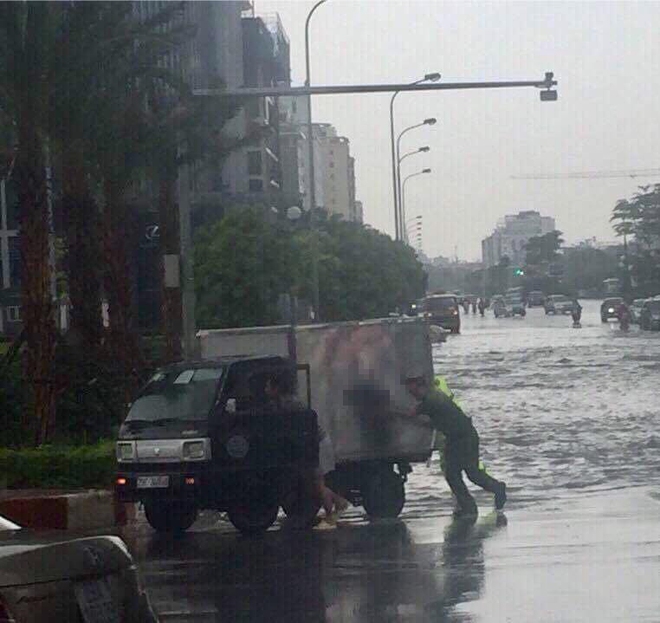 Hành đ&ocirc;̣ng đẹp: C&ocirc;ng an Hà N&ocirc;̣i giúp tài x&ecirc;́ đ&acirc;̉y chi&ecirc;́c xe tải bị ch&ecirc;́t máy trong trời mưa bão - Ảnh 2.