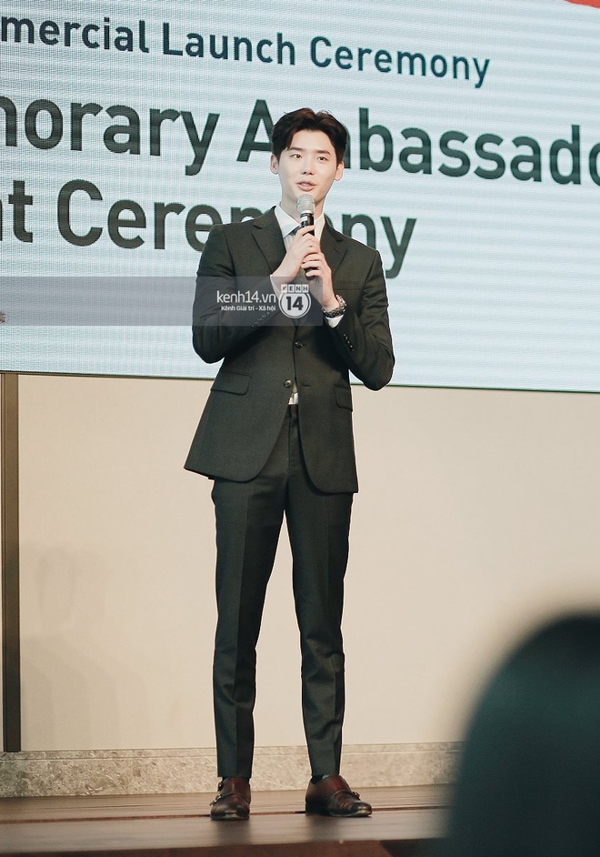 Độc quyền từ Hàn Quốc: Lee Jong Suk điển trai như hoàng tử trong lễ nhậm chức đại sứ du lịch - Ảnh 4.