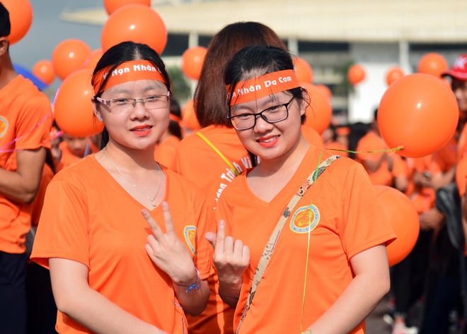 H&agrave;ng ng&agrave;n sinh vi&ecirc;n xuống đường đi bộ v&igrave; nạn nh&acirc;n da cam - Ảnh 2.