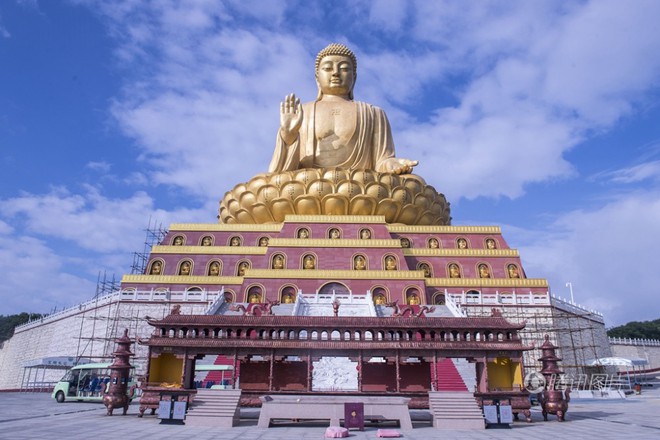 Trung Quốc tiếp tục xây dựng tượng Phật khổng lồ màu vàng ròng lớn nhất thế giới - Ảnh 2.