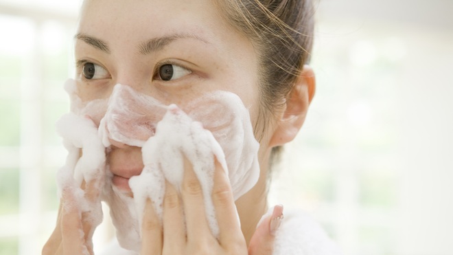 Nếu lỡ thức khuya nhớ l&agrave;m ngay 5 việc n&agrave;y để kh&ocirc;ng lo mụn nổi đầy mặt - Ảnh 1.