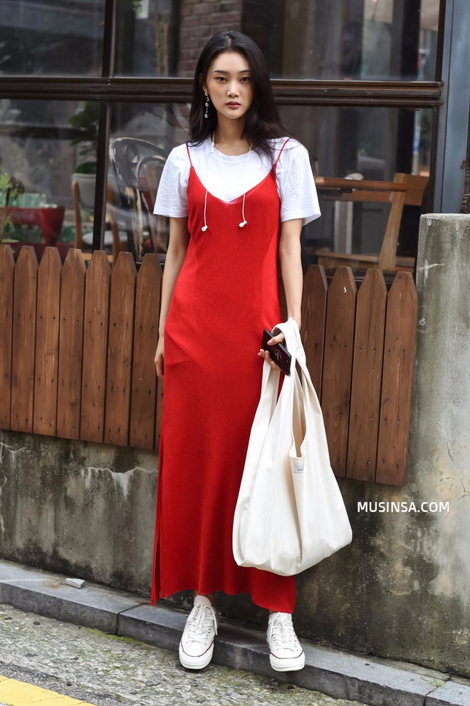 &Aacute;o ph&ocirc;ng, quần jeans, layering - 3 yếu tố đinh trong c&aacute;ch mix đồ chớm thu của giới trẻ H&agrave;n - Ảnh 3.