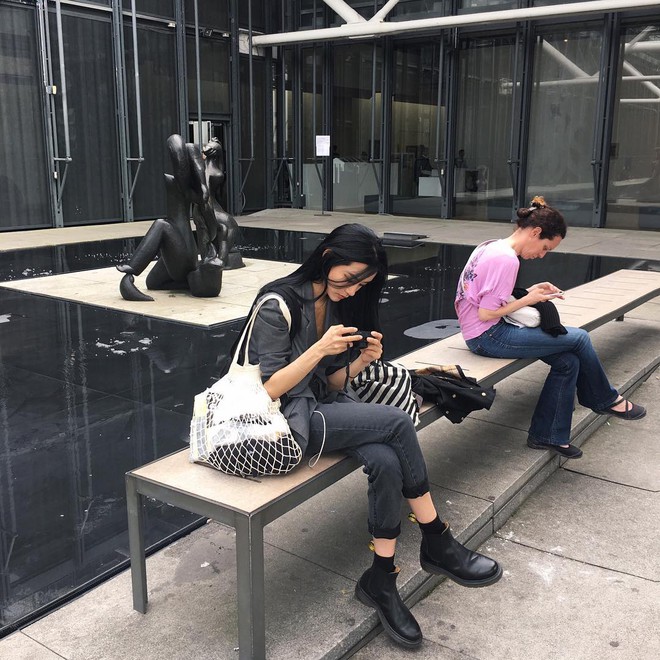 3 mẫu t&uacute;i cũ tưởng đ&atilde; đi v&agrave;o dĩ v&atilde;ng nay lại được c&aacute;c fashionista y&ecirc;u th&iacute;ch hết mực - Ảnh 2.