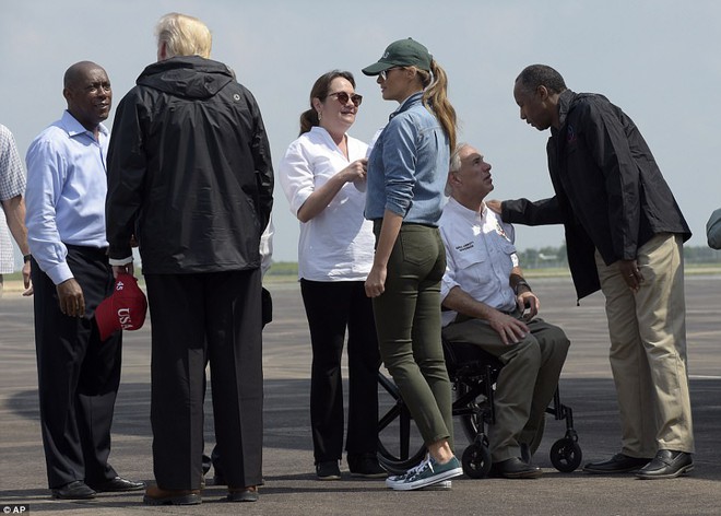 Đệ nhất phu nhân Melania Trump giản dị cùng chồng tới thăm người dân Texas sau bão Harvey - Ảnh 2.